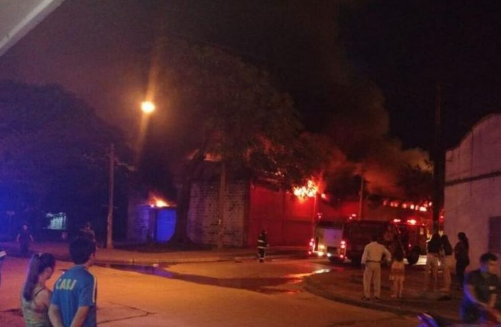 Un voraz incendio destruyó más de 80 locales en el Mercado Municipal
