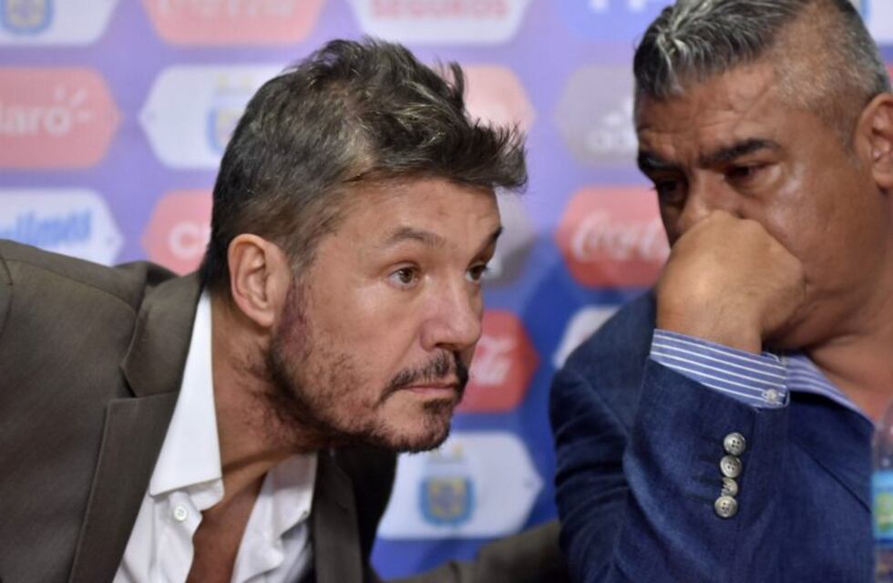 Tinelli, afectado por estrés, desistió de acompañar a Tapia en su viaje a España