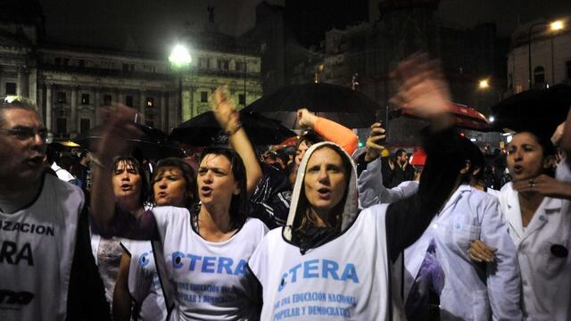 DYN003, BUENOS AIRES 09/04/17, LA POLICu00cdA AVANZO CON PERSONAL DE INFANTERu00cdA SOBRE LOS DOCENTES DE CTERA, QUE INTENTABA ARMAR UNA