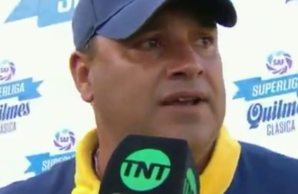 Leo Fernández se emocionó tras el triunfo en el clásico rosarino y el respaldo del plantel