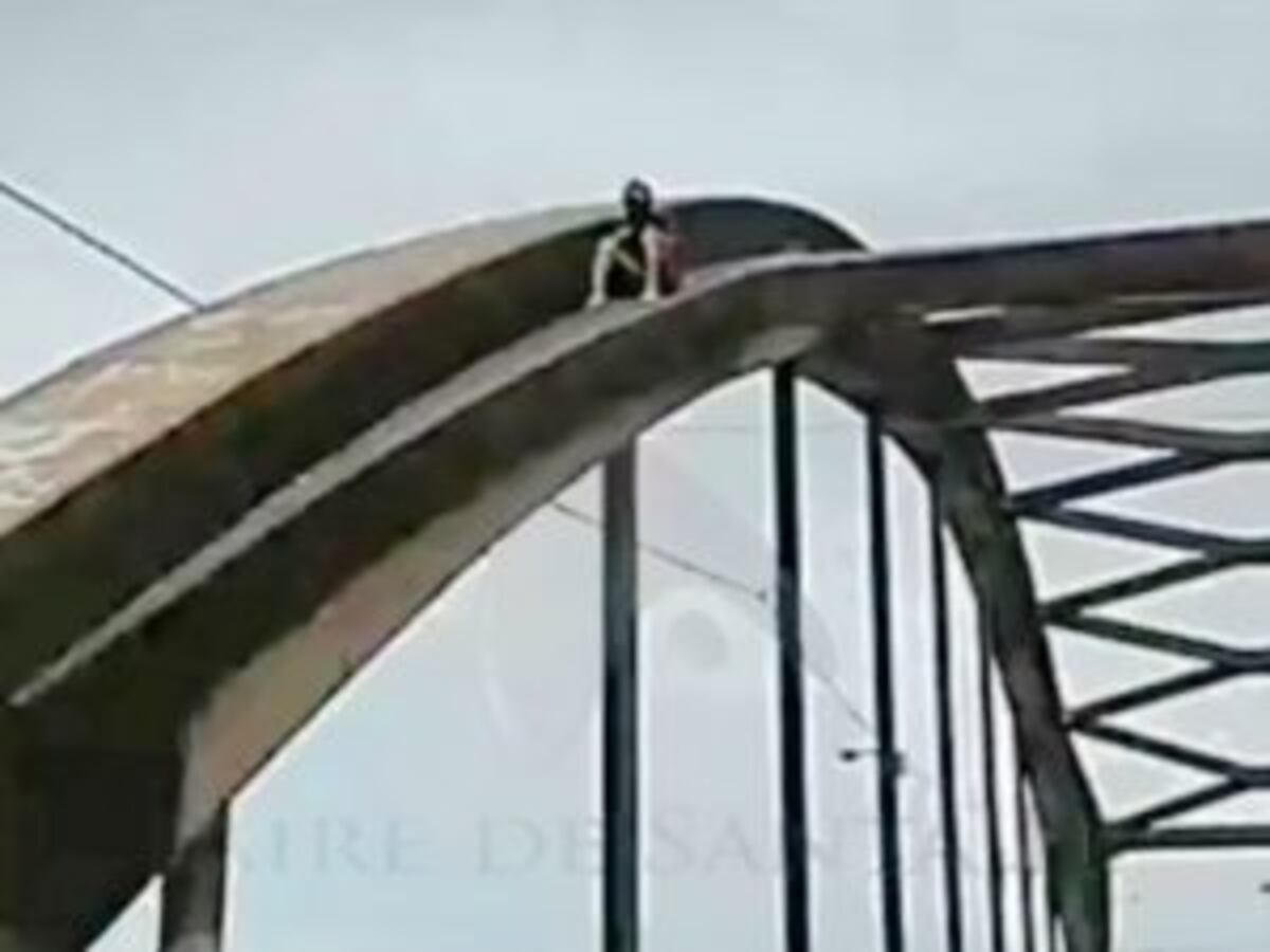 El joven amenazu00f3 con arrojarse del puente que conecta Santa Fe con Santo Tomu00e9.