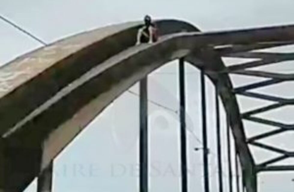 Un joven amenazó con arrojarse de un puente para pedir justicia por el crimen de su amiga
