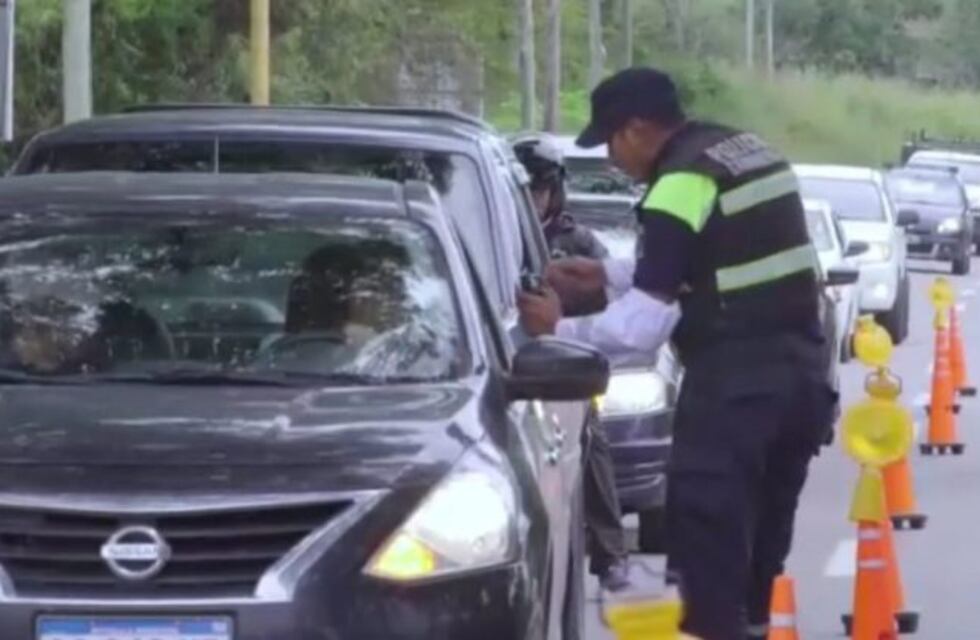 Berisso: un motociclista evadió un control vial y mordió a un policía