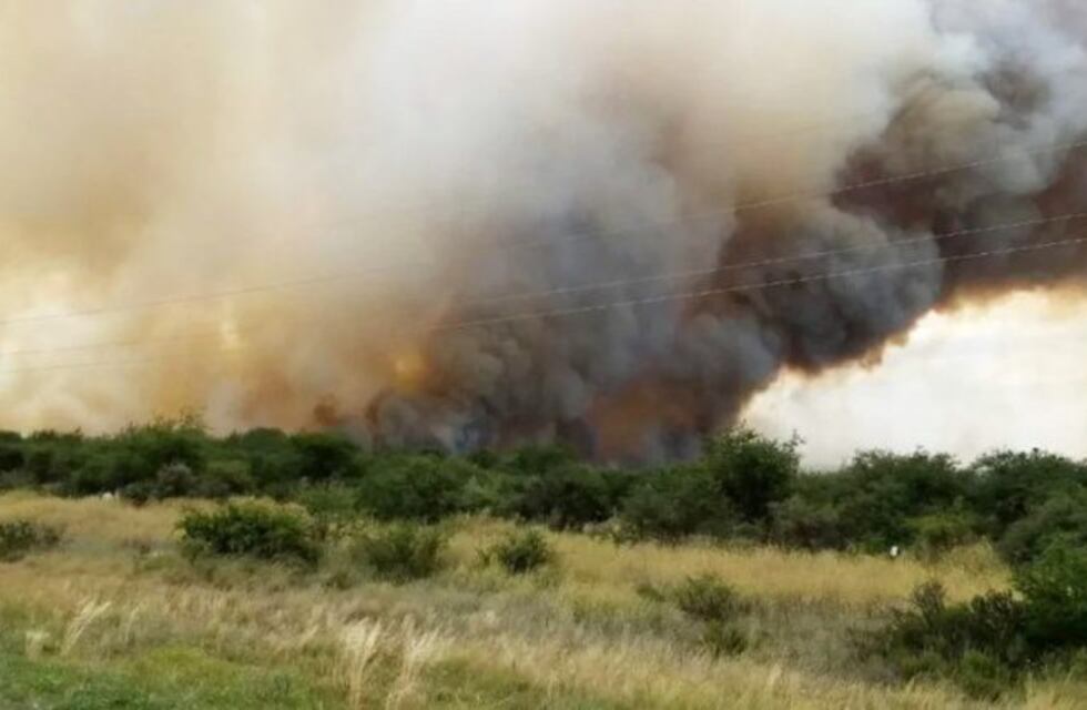 Un rayo ocasionó un incendio de campos entre Quehué y Naicó, pero ya fue controlado