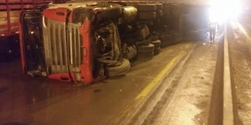 Camión volcado- Ruta 14\nCrédito: Bomberos Ceibas