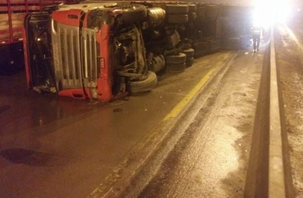 Ruta Nacional 14: un camión terminó volcando en zona de obras