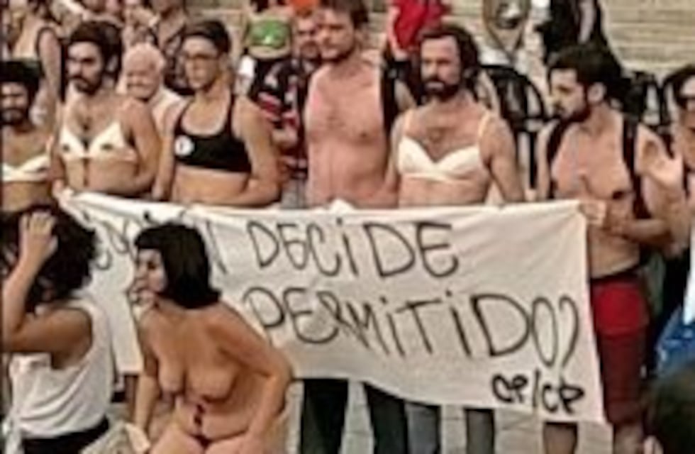 Los hombres también hicieron su Tetazo en solidaridad con las mujeres