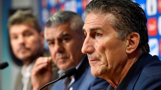 The former coach of Argentina' national football team, Edgardo Bauza (R), takes part in a press conference formalizing his dismissal, alongside the president of Argentina's football association (AFA), Claudio Tapia (C), and Marcelo Tinelli (L), AFA head of Argentina's national teams committee, in Buenos Aires on April 11, 2017.rnArgentina's football association fired Edgardo Bauza as coach of the crisis-hit national team as it struggles to qualify for next year's World Cup. / AFP PHOTO / TELAM / Alejandro SANTA CRUZ buenos aires claudio chiqui tapia EDGARDO BAUZA marcelo tinelli anuncio desvinculacion cesan contrato director tecnico seleccion futbol conferencia de prensa dirigentes del futbol exdirector tecnico de la seleccion
