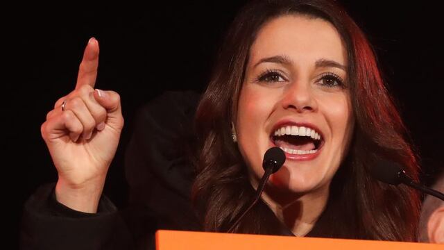La candidata de Ciudadanos a la presidencia de la Generalitat, Inés Arrimadas, en el escenario en el que celebraron la victoria en la jornada electoral del 21D\u002E (EFE)
