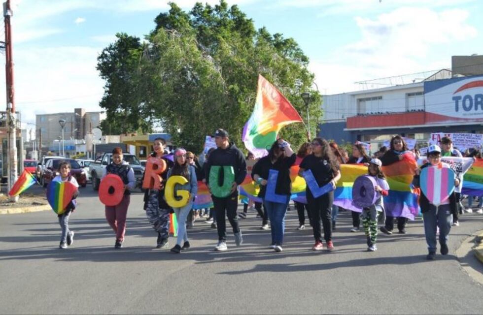 Marcha de colectivo LGTBIQ en Caleta Olivia