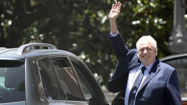 Argentina's Health Minister Gines Gonzalez Garcia waves outside the Casa Rosada in Buenos Aires on December 12, 2019\u002E (Photo by JUAN MABROMATA / AFP)