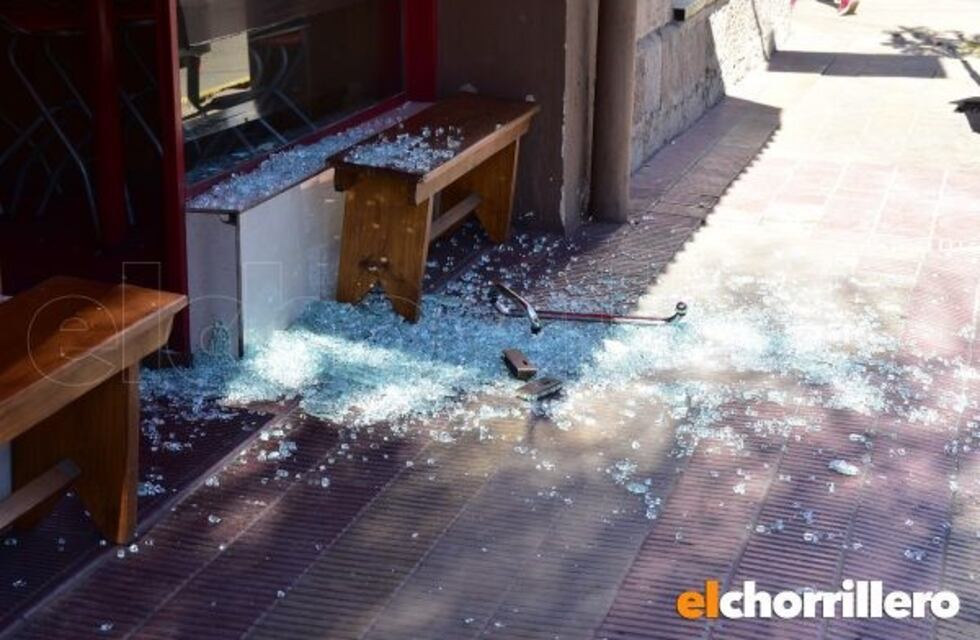 Por una deuda le rompió la puerta de vidrio del local