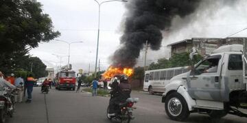En cuestión de segundos, el fuego consumió al colectivo de la linea 121\u002E