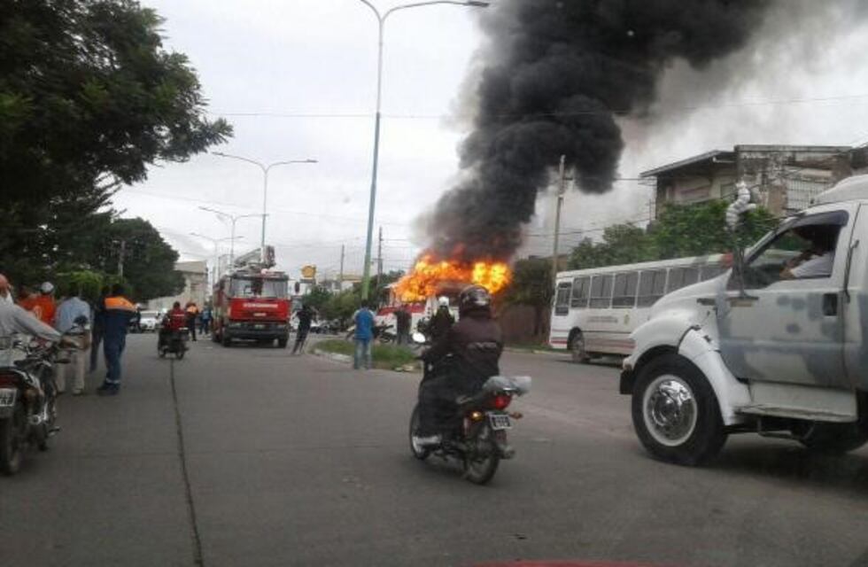 Un colectivo se incendió en Villa 9 de Julio