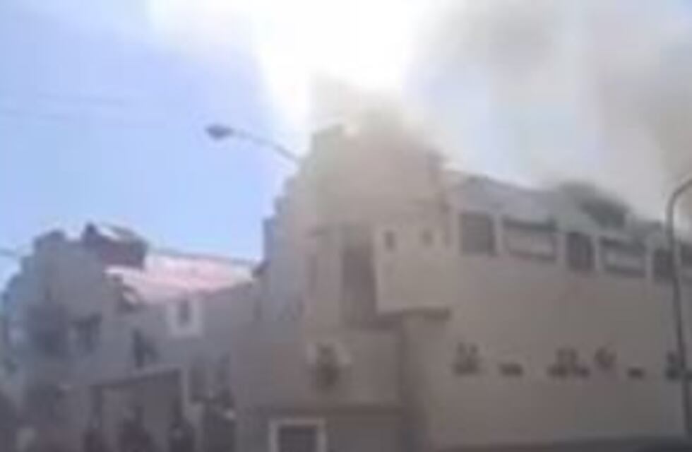 Voraz incendio en el edificio de la policía montada en Palermo