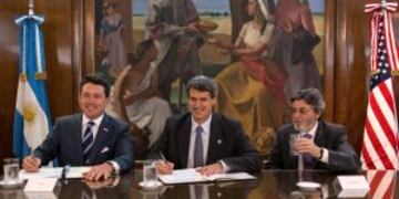 BAS100.- BUENOS AIRES (ARGENTINA), 23/12/2016.- Fotografu00eda cedida por el Ministerio de Hacienda y Finanzas Pu00fablicas de Argentina donde se aprecia, de izquierda a derecha, el embajador de Estados Unidos en Argentina, Noah Mamet; el ministro de Hacienda y Finanzas Pu00fablicas, Alfonso Prat-Gay, y el titular de la Administraciu00f3n Federal de Ingresos Publicos, Alberto Abad, durante la firma hoy, viernes 23 de diciembre de 2016, en Buenos Aires de un acuerdo sobre intercambio de informaciu00f3n tributaria que busca luchar contra la evasiu00f3n fiscal. EFE/Ministerio de Hacienda y Finanzas Pu00fablicas de Argentina/SOLO USO EDITORIAL
