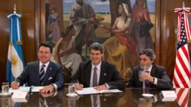 BAS100.- BUENOS AIRES (ARGENTINA), 23/12/2016.- Fotografu00eda cedida por el Ministerio de Hacienda y Finanzas Pu00fablicas de Argentina donde se aprecia, de izquierda a derecha, el embajador de Estados Unidos en Argentina, Noah Mamet; el ministro de Hacienda y Finanzas Pu00fablicas, Alfonso Prat-Gay, y el titular de la Administraciu00f3n Federal de Ingresos Publicos, Alberto Abad, durante la firma hoy, viernes 23 de diciembre de 2016, en Buenos Aires de un acuerdo sobre intercambio de informaciu00f3n tributaria que busca luchar contra la evasiu00f3n fiscal. EFE/Ministerio de Hacienda y Finanzas Pu00fablicas de Argentina/SOLO USO EDITORIAL