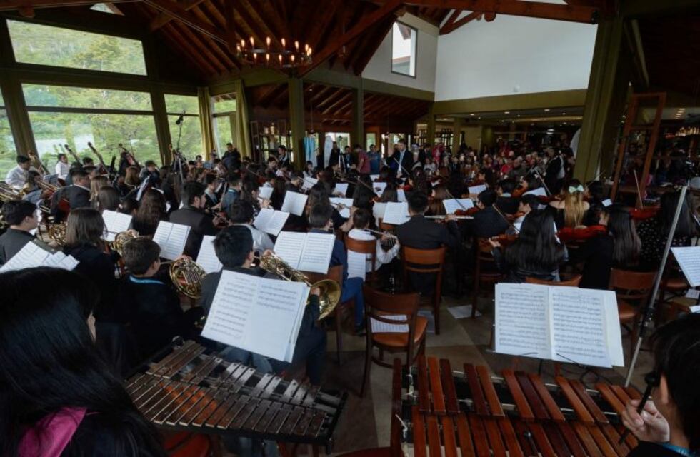 La Orquesta Sinfónica Juvenil se presentó en el Glaciar Perito Moreno