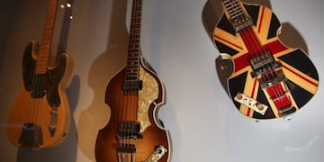JLX03\u002E NEW YORK (UNITED STATES), 01/04/2019\u002E- Vista de la guitarra tocada por Nancy Wilson (i) durante la vista previa de la exposición \
