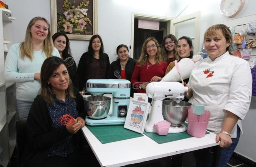 Son reposteras y se unieron para regalar tortas a los merenderos