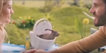- La campaña muestra a una pareja, que en actitud romántica disfruta de un día de campo rodeada de conejos\u002E (Web)