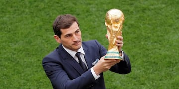 Soccer Football - World Cup - Opening Ceremony - Luzhniki Stadium, Moscow, Russia - June 14, 2018   Iker Casillas presents the World Cup trophy before the ceremony   REUTERS/Maxim Shemetov rusia moscu Iker Casillas ceremonia oficial de inauguracion del campeonato mundial de futbol 2018 presentacion copa trofeo