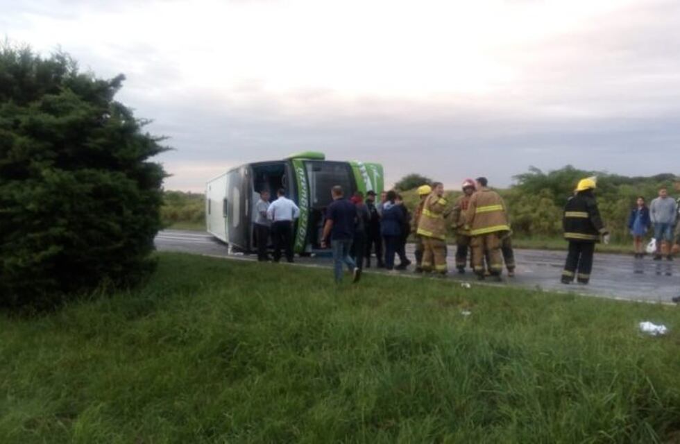 Volcó un micro en la autopista Rosario - Santa Fe y rescataron a gran cantidad de heridos