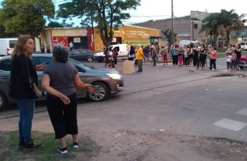 Salvaje robo en Parque Casas provocó un piquete de vecinos exigiendo seguridad
