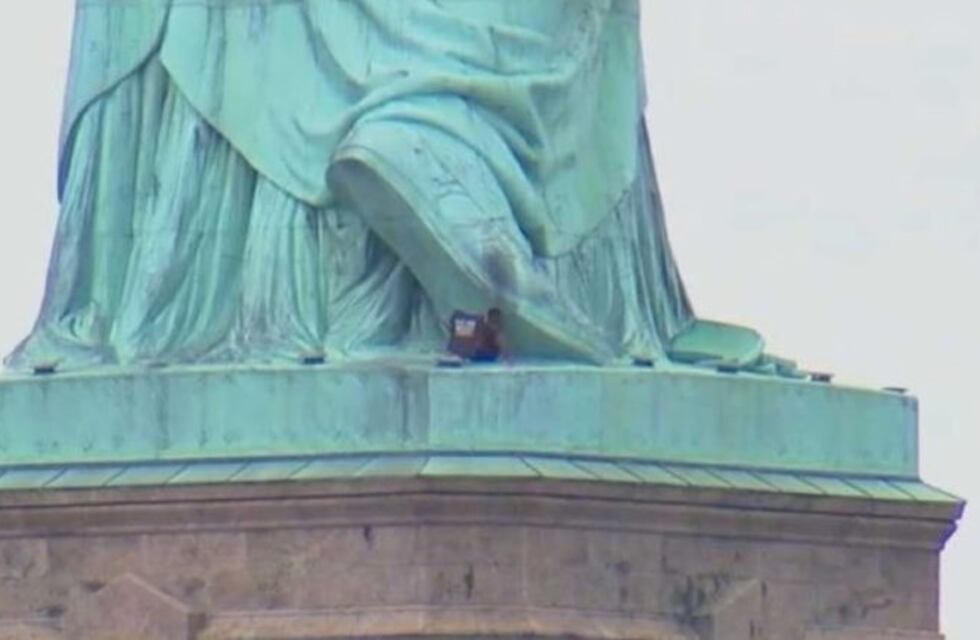 Una mujer escaló la Estatua de la Libertad para protestar contra Donald Trump