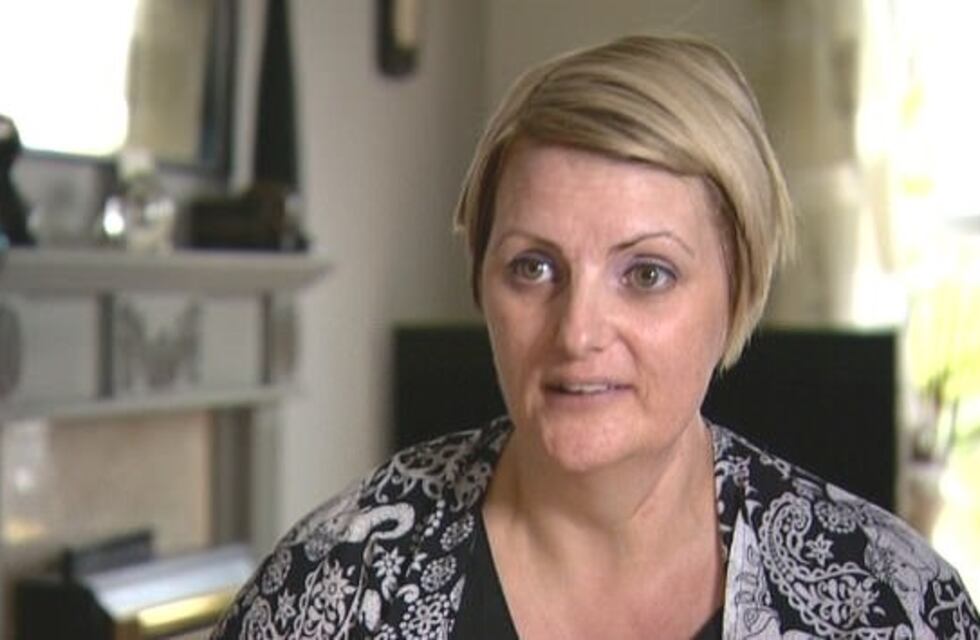 Le amputaron una oreja tras diagnosticarle un melanoma autoinfligido