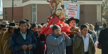 Fieles yaleños portan la imagen de Santiago Apóstol, en procesión