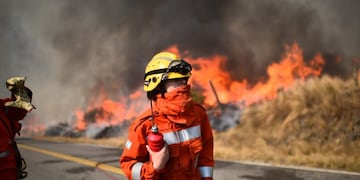 Bomberos combaten los incendios en la zona de Bosque Alegre para evitar que las llamas alcancen al Observatorio Astronómico\u002E (La Voz)