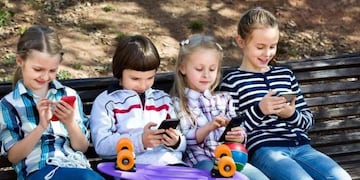 Niños con celular\u002E