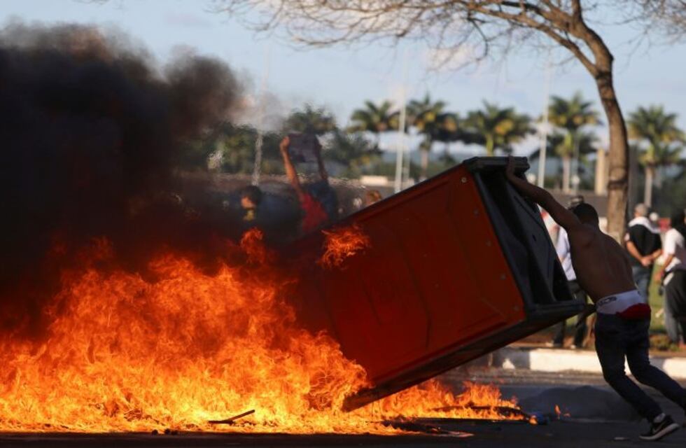 No es Siria ni Venezuela: 16 dramáticas fotos de los graves incidentes en Brasil