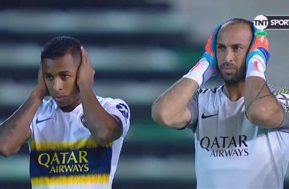 Por qué los jugadores de la Superliga se tapan los oídos