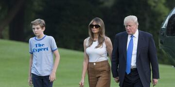 El presidente de EEUU, Donald Trump, su mujer, Melania, y el hijo de la pareja, Barron, caminan por los jardines de la Casa Blanca en Washington,u00a0EEUU, el 11/06/2017\u002E La familia regresu00f3 a la sede de Gobierno tras un viaje a Nueva Jersey\u002E\r\n(vinculado al texto de dpa \