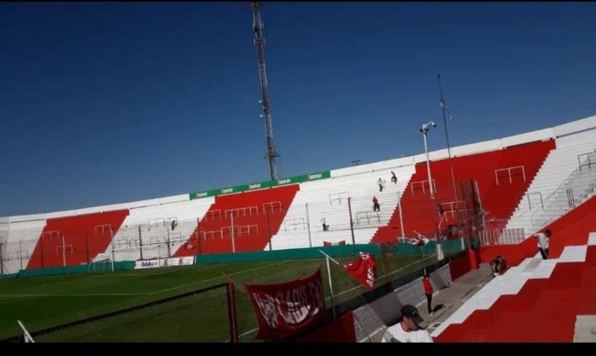 Hinchas y socios Albirrojos estan dejando el Monumental hecho una pinturita\u002E
