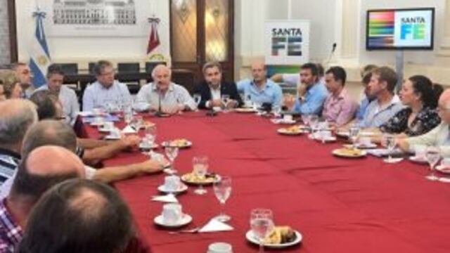 Reuniu00f3n entre el gobernador Miguel Lifschitz y representantes municipales