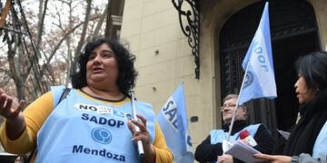 Docentes nucleados en el Sindicato Argentino de Docentes Privados (Sadop) se concentraron en el Arzobispado de Mendoza