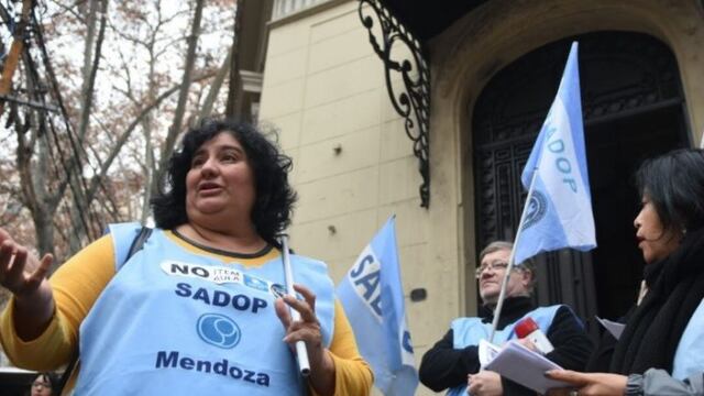 Docentes nucleados en el Sindicato Argentino de Docentes Privados (Sadop) se concentraron en el Arzobispado de Mendoza