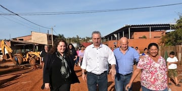 Hugo Passalacqua, gobernador de Misiones, junto a vecinos en el Barrio 25 de Mayo\u002E