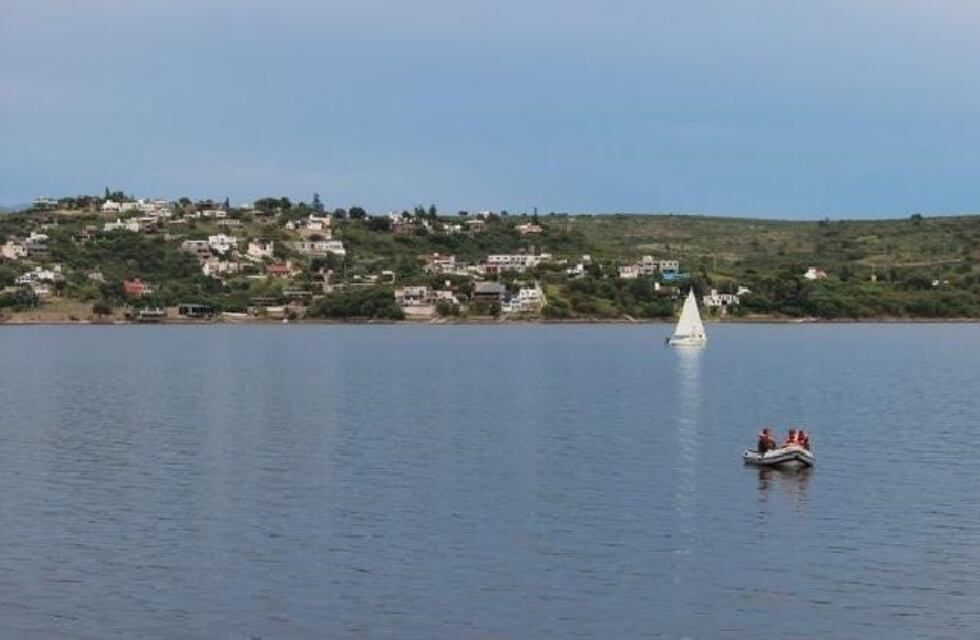 Carlos Paz: el CEP rescató a windsurfista a la deriva en el San Roque