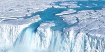 Cataratas y ríos en la Antártida