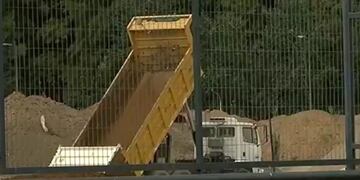 Camión cargado de tierra hizo un desastre en Circunvalación