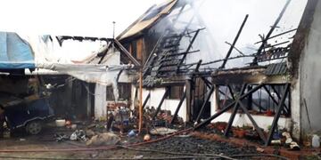 Casa incendiada en San Lorenzo, Salta\u002E (Web)