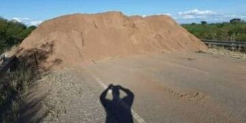 El municipio sanjuanino usó montículos de tierra para bloquear los accesos\u002E