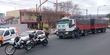 Camión interceptado en Av\u002E Uruguay Carlos Paz (Foto: La Voz del Interior)