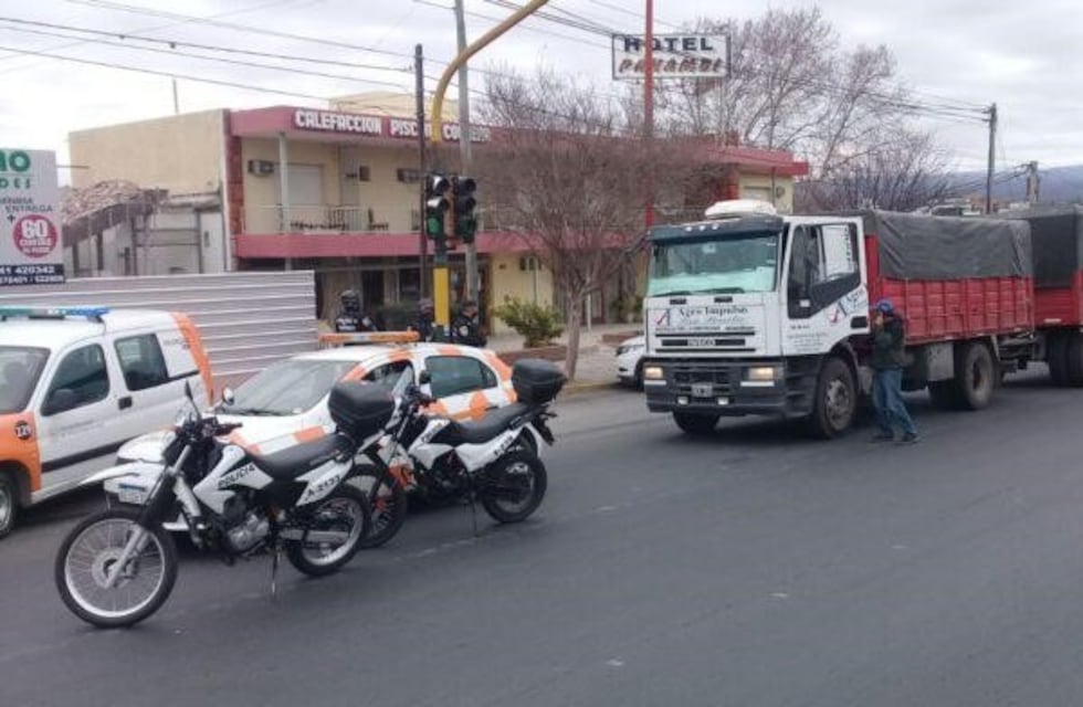Interceptaron un camión que ingresó a Carlos Paz sin permisos y con dos personas ocultas