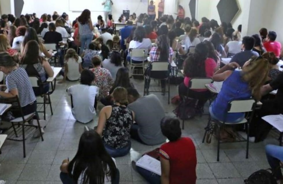 Amontonados y en el piso, así estudian en una universidad sanjuanina