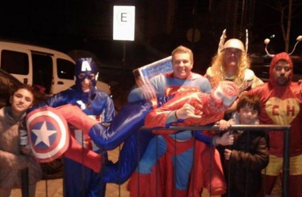 Un candidato a concejal salió a pedir votos vestido de superhéroe